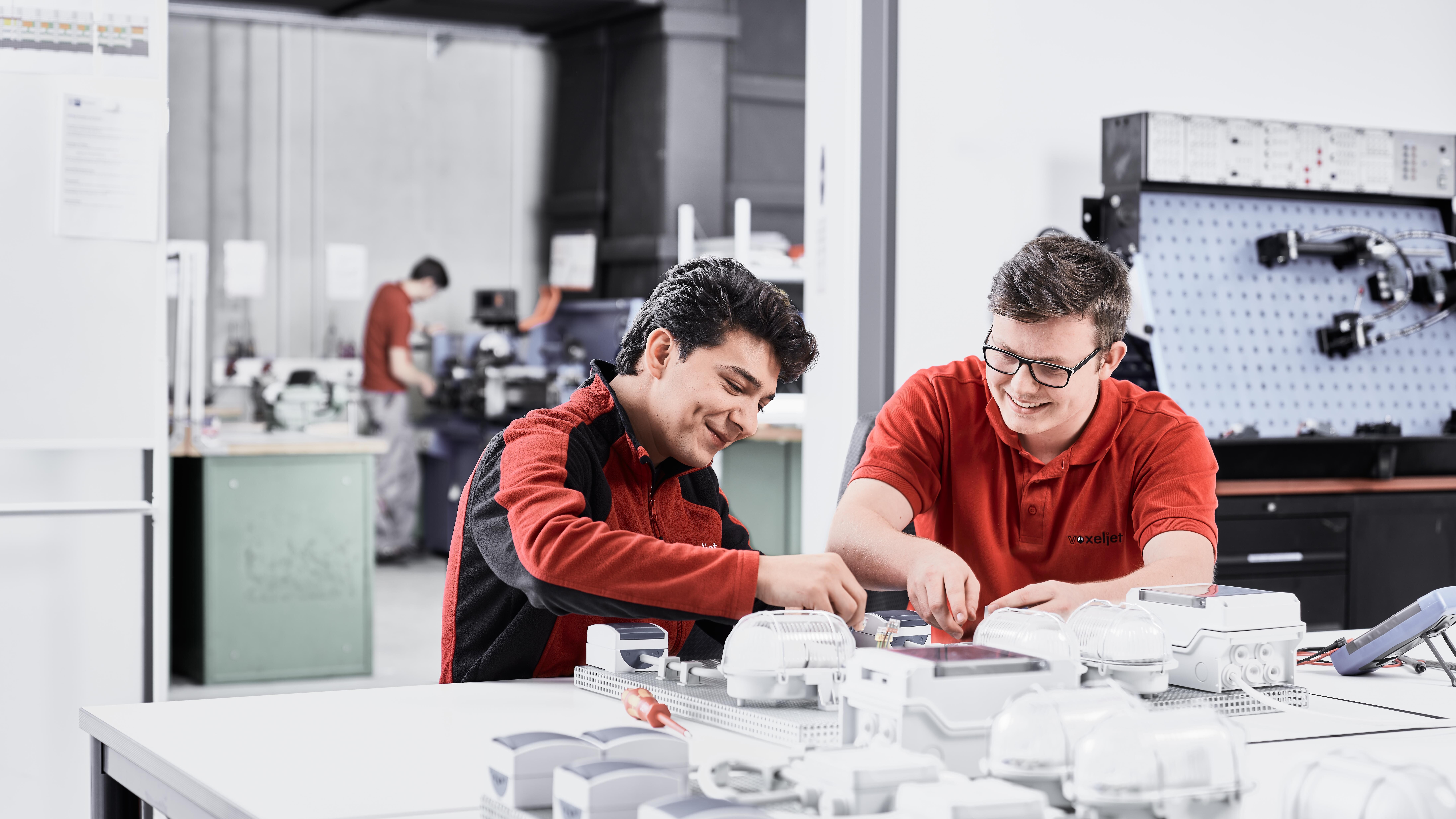 Azubis in der Lehrwerkstatt bei voxeljet